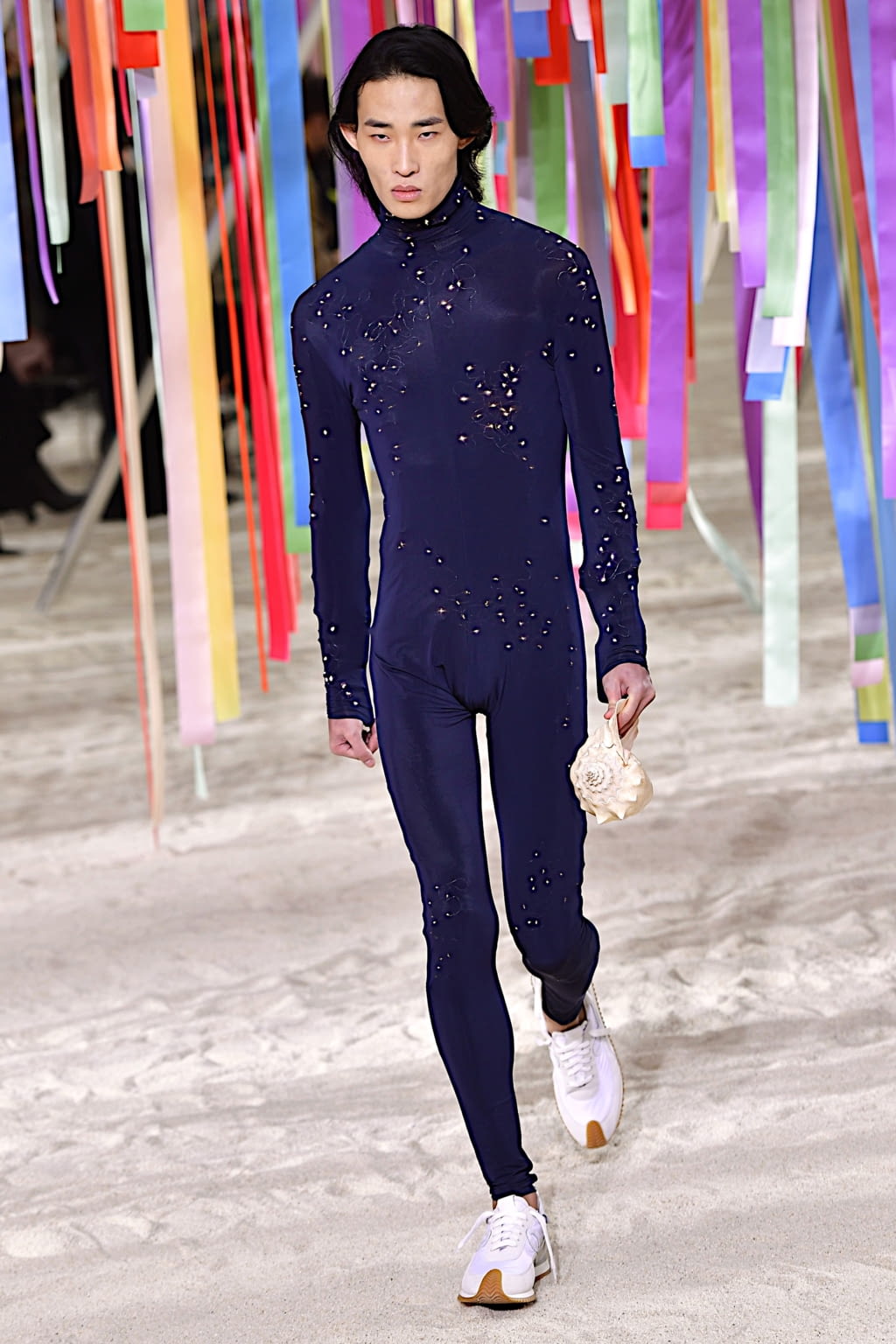 Fashion Week Paris Fall/Winter 2022 look 16 from the Loewe collection menswear