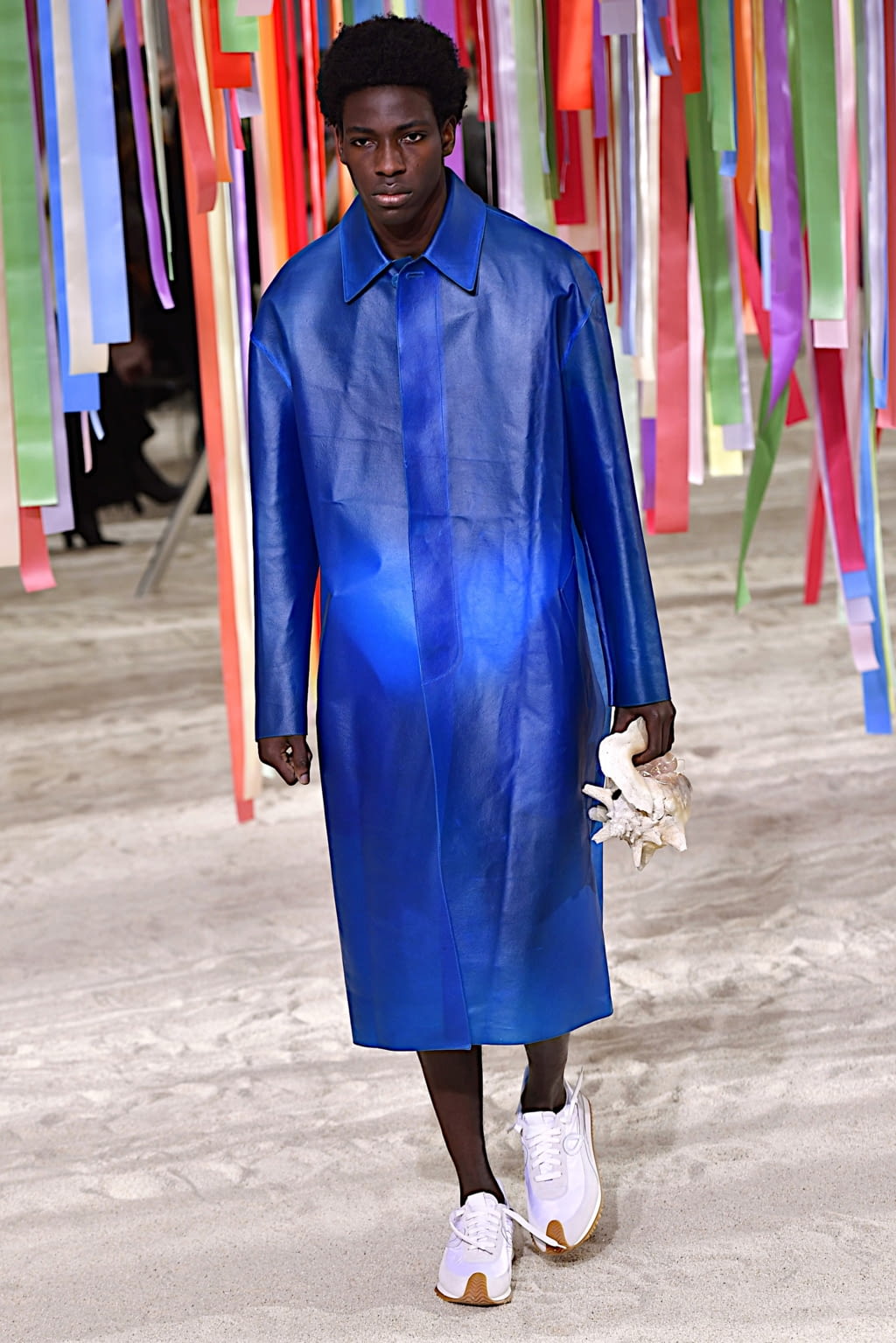 Fashion Week Paris Fall/Winter 2022 look 18 from the Loewe collection menswear