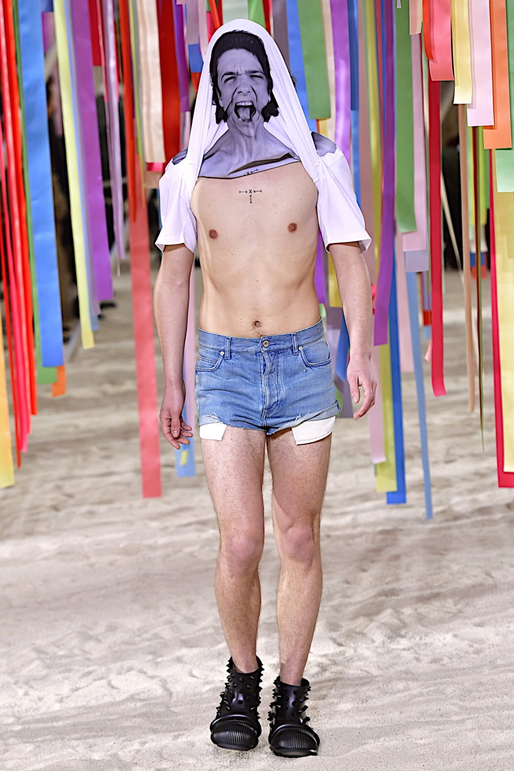 Fashion Week Paris Fall/Winter 2022 look 24 from the Loewe collection 男装