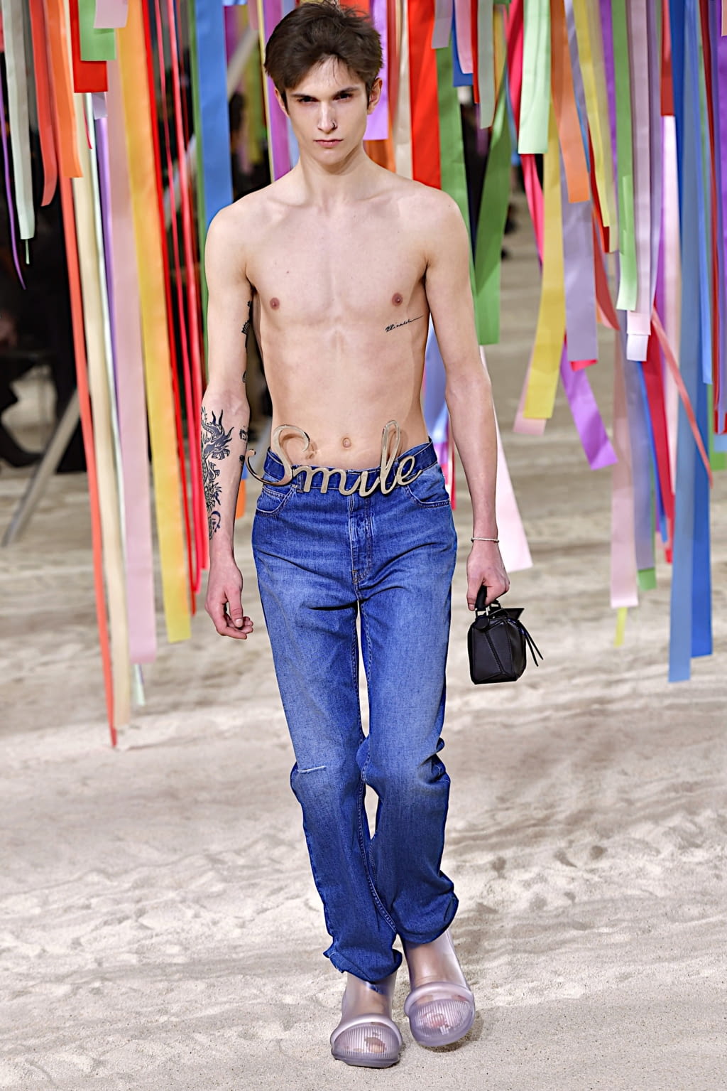 Fashion Week Paris Fall/Winter 2022 look 32 from the Loewe collection 男装