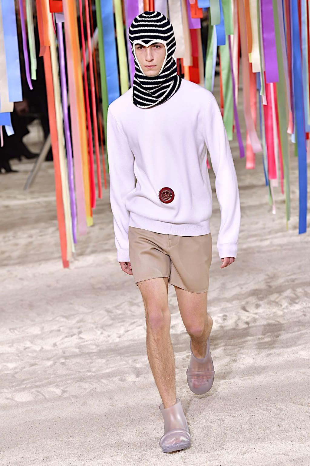 Fashion Week Paris Fall/Winter 2022 look 35 from the Loewe collection 男装