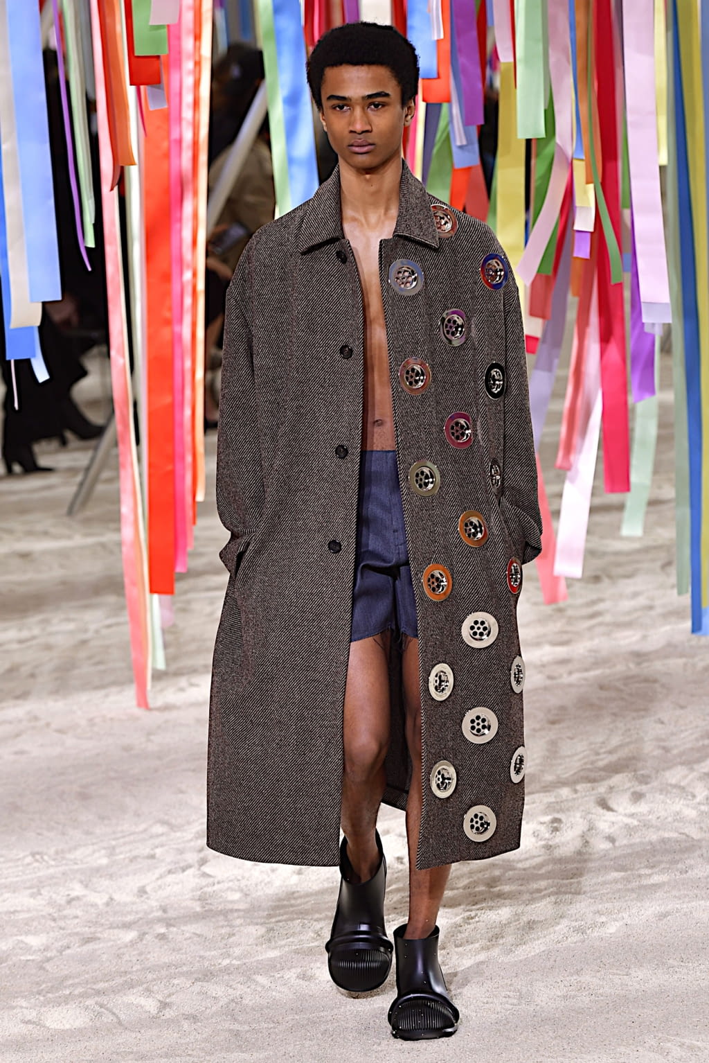 Fashion Week Paris Fall/Winter 2022 look 36 from the Loewe collection 男装