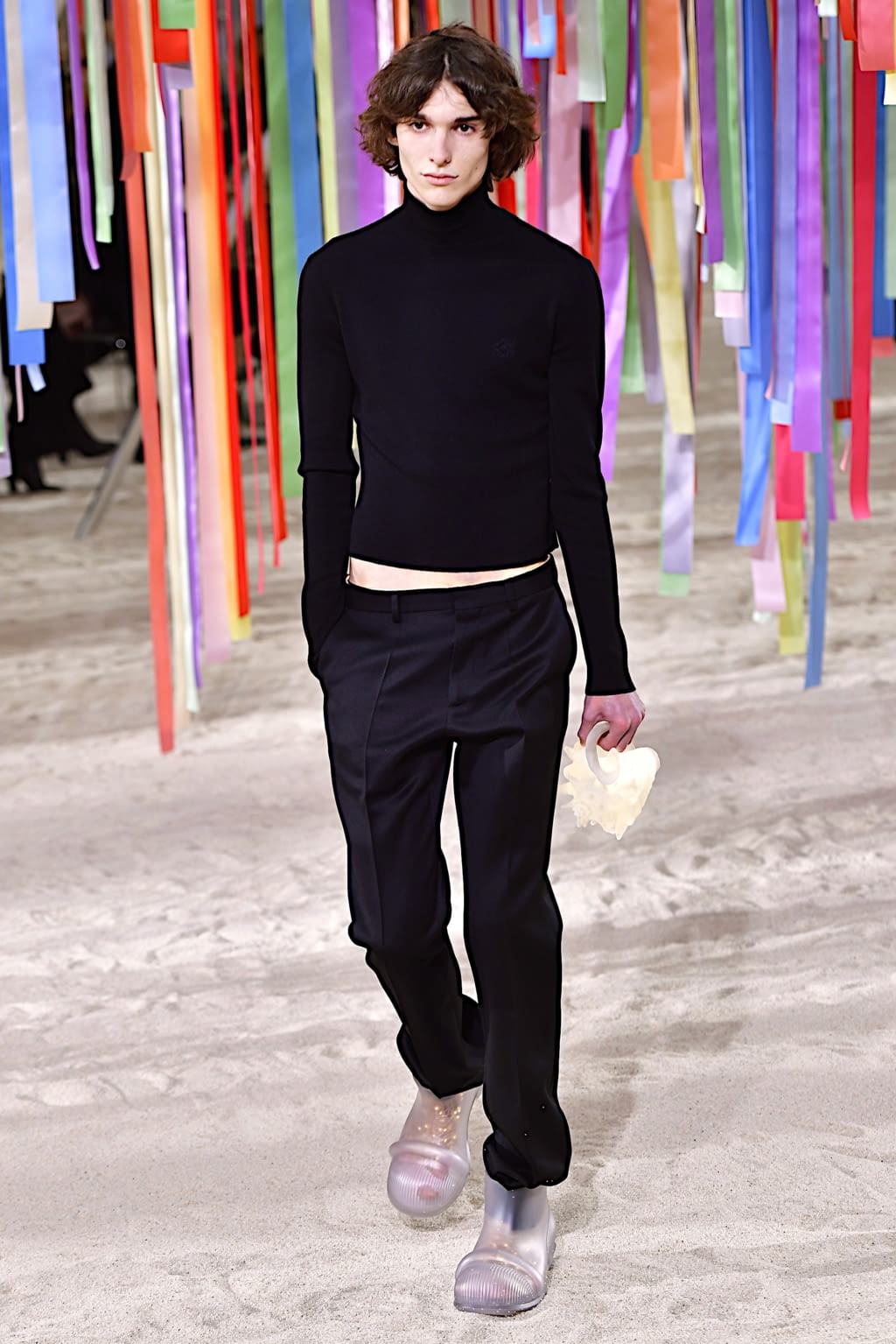 Fashion Week Paris Fall/Winter 2022 look 38 from the Loewe collection menswear