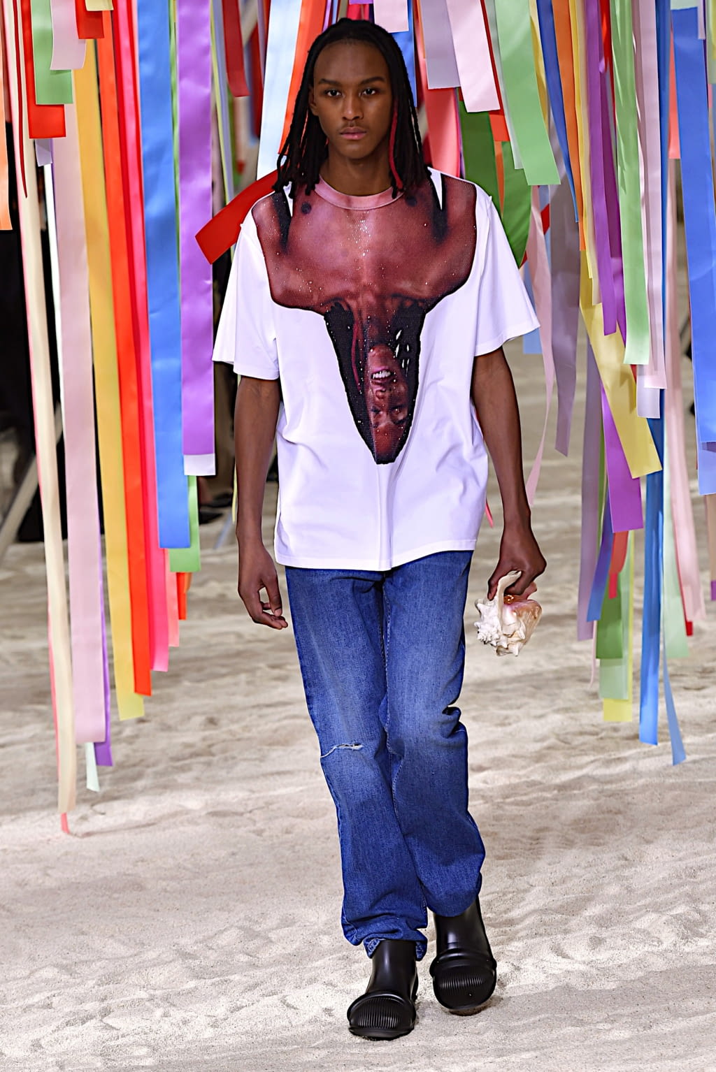 Fashion Week Paris Fall/Winter 2022 look 41 from the Loewe collection 男装