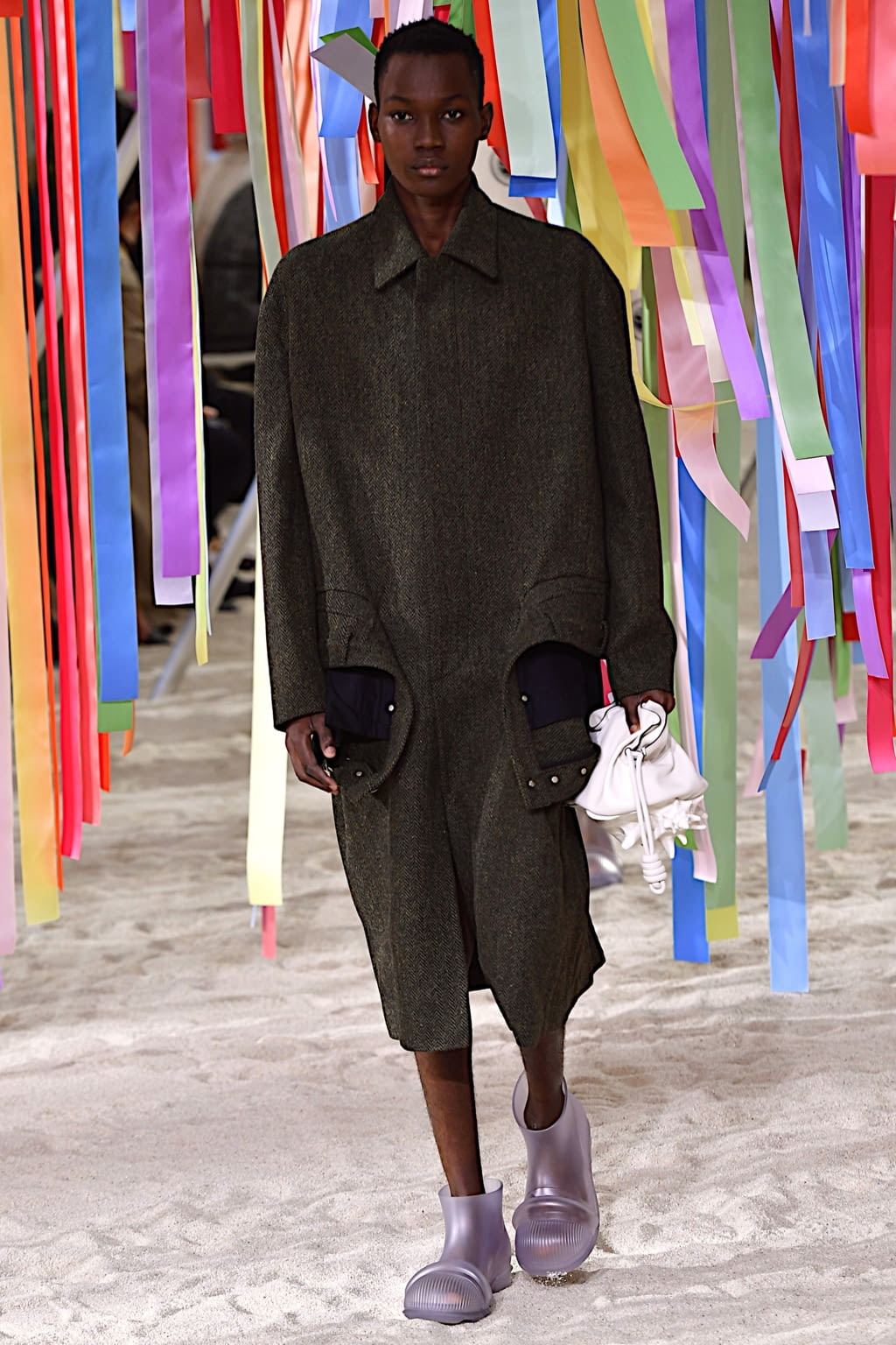 Fashion Week Paris Fall/Winter 2022 look 42 from the Loewe collection 男装