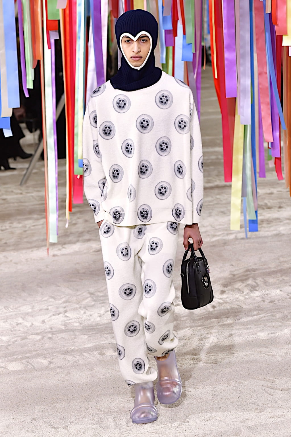 Fashion Week Paris Fall/Winter 2022 look 43 from the Loewe collection menswear