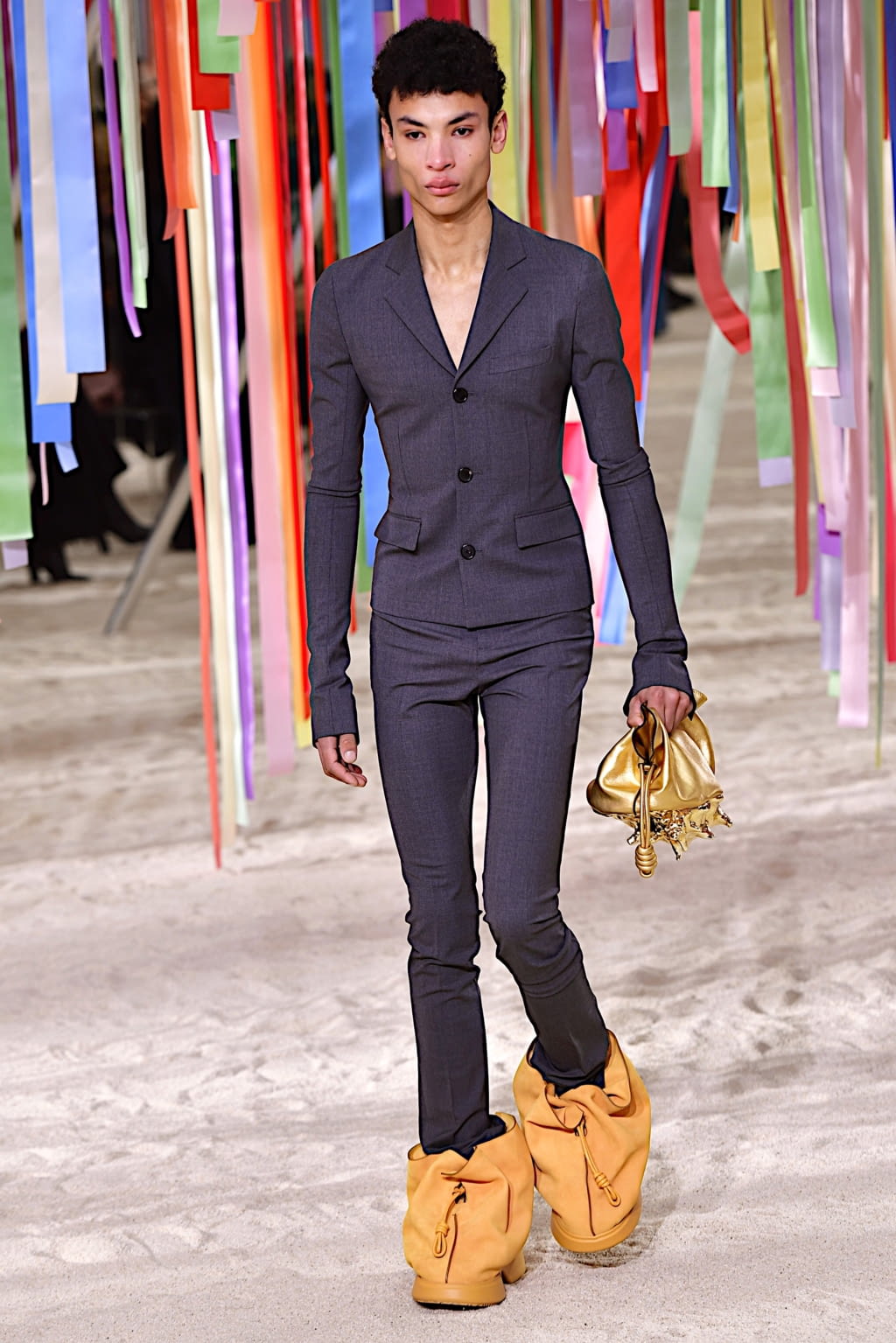 Fashion Week Paris Fall/Winter 2022 look 46 from the Loewe collection 男装