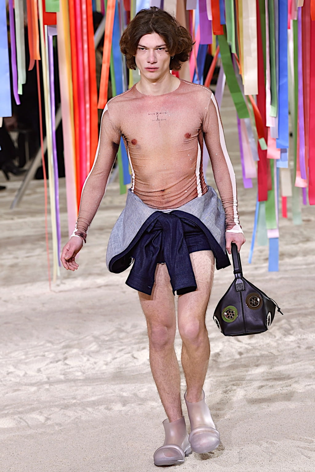 Fashion Week Paris Fall/Winter 2022 look 49 from the Loewe collection 男装