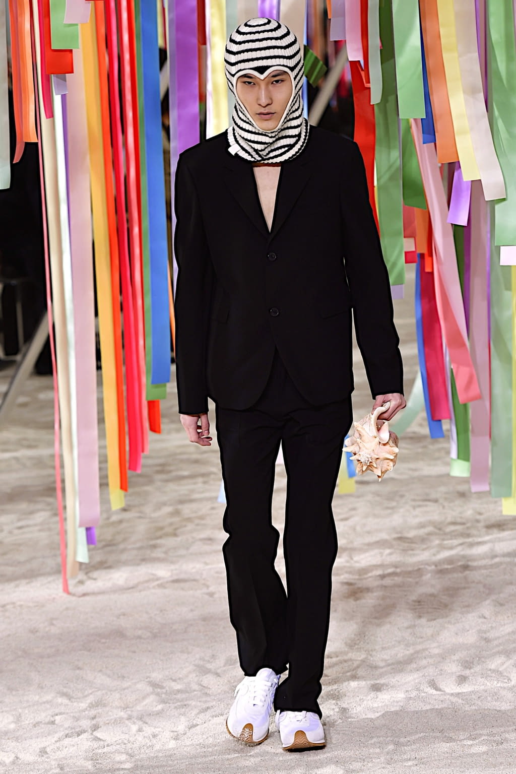 Fashion Week Paris Fall/Winter 2022 look 50 from the Loewe collection 男装
