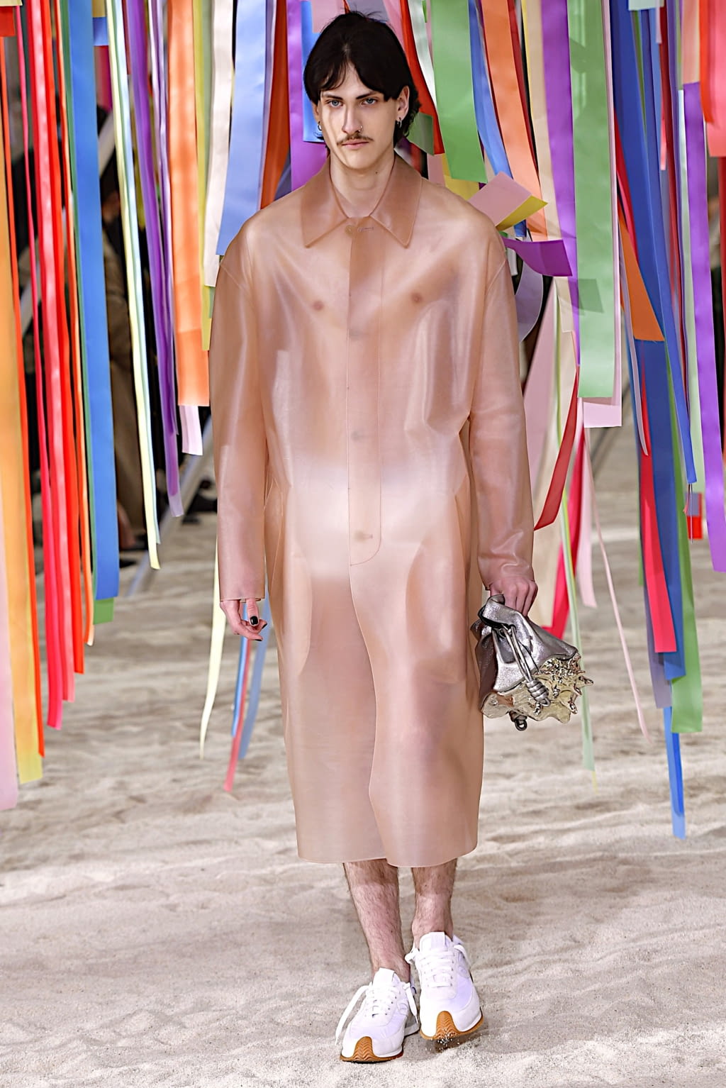 Fashion Week Paris Fall/Winter 2022 look 54 from the Loewe collection 男装