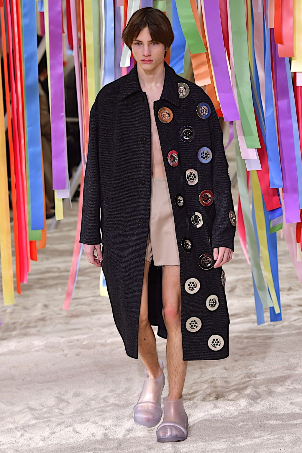 Fashion Week Paris Fall/Winter 2022 look 56 from the Loewe collection 男装