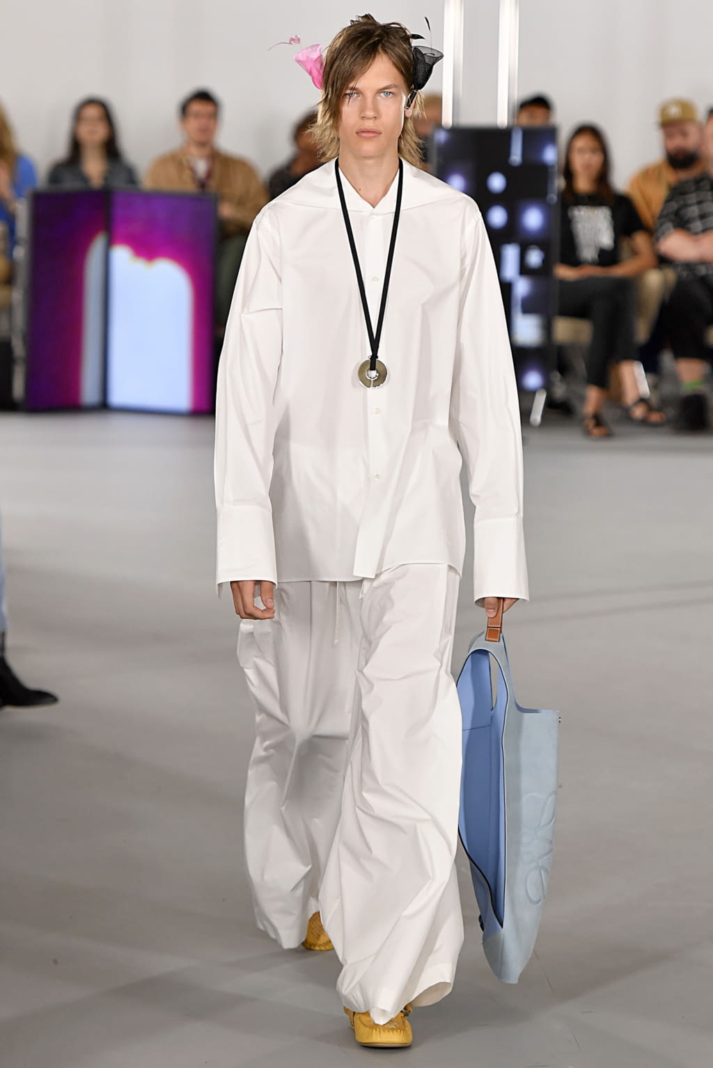 Fashion Week Paris Spring/Summer 2020 look 2 from the Loewe collection 男装