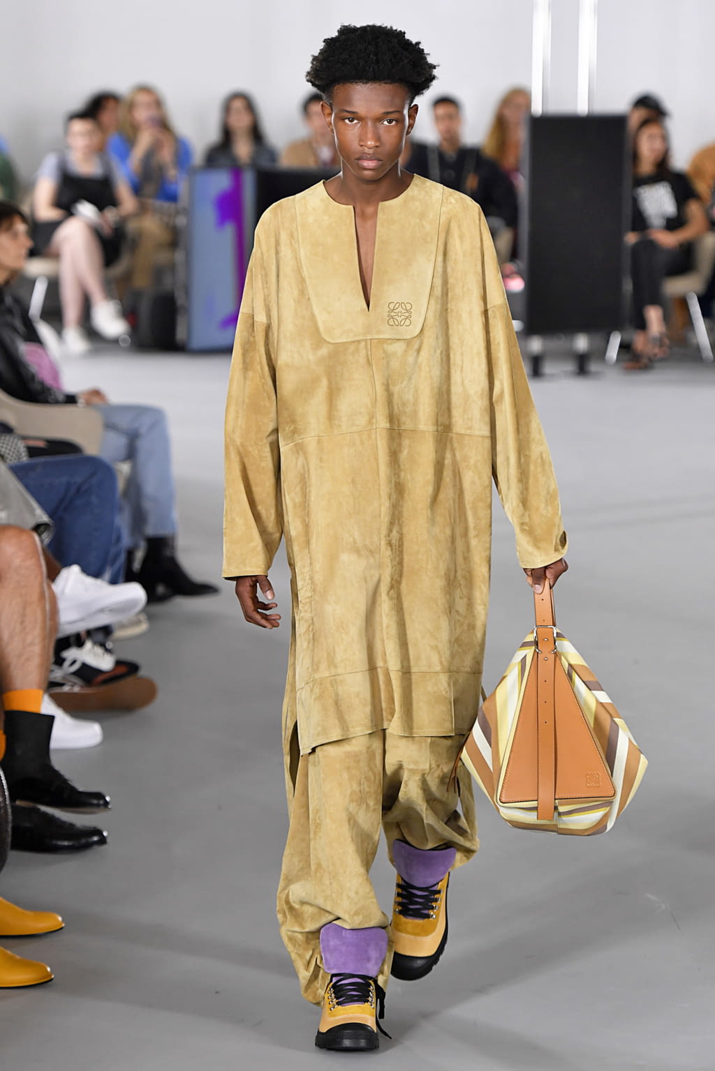 Fashion Week Paris Spring/Summer 2020 look 6 from the Loewe collection menswear