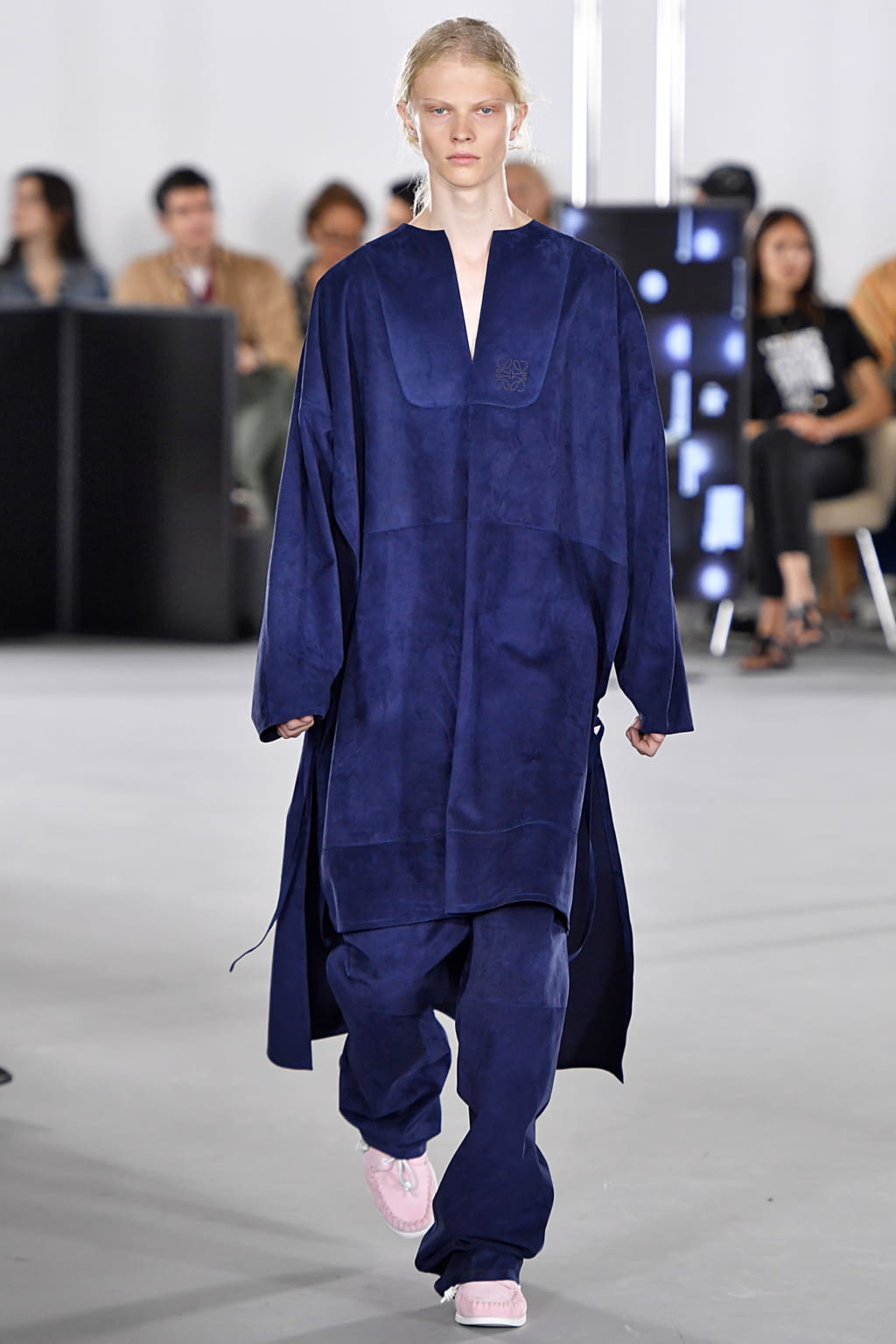 Fashion Week Paris Spring/Summer 2020 look 7 from the Loewe collection 男装