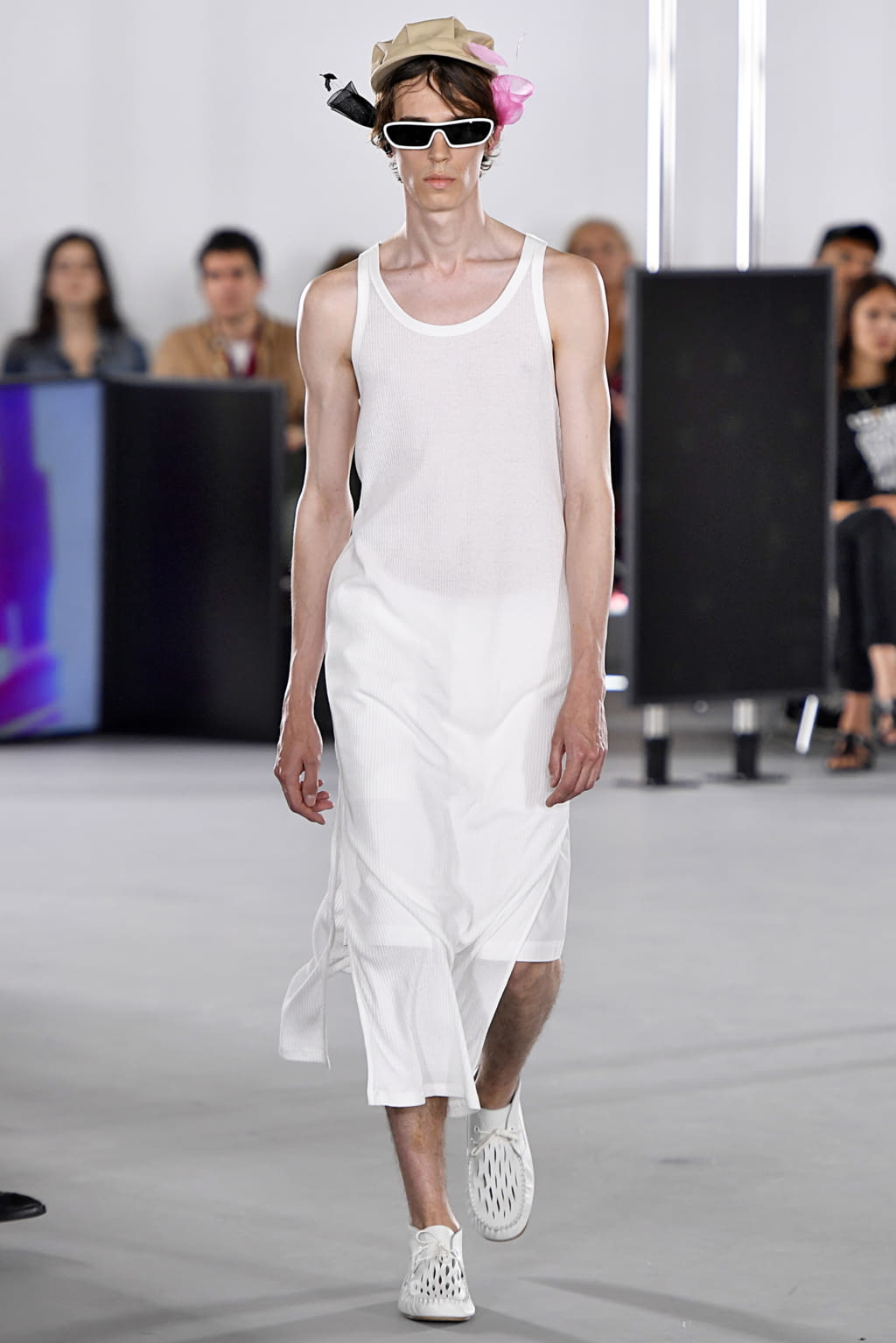 Fashion Week Paris Spring/Summer 2020 look 8 de la collection Loewe menswear