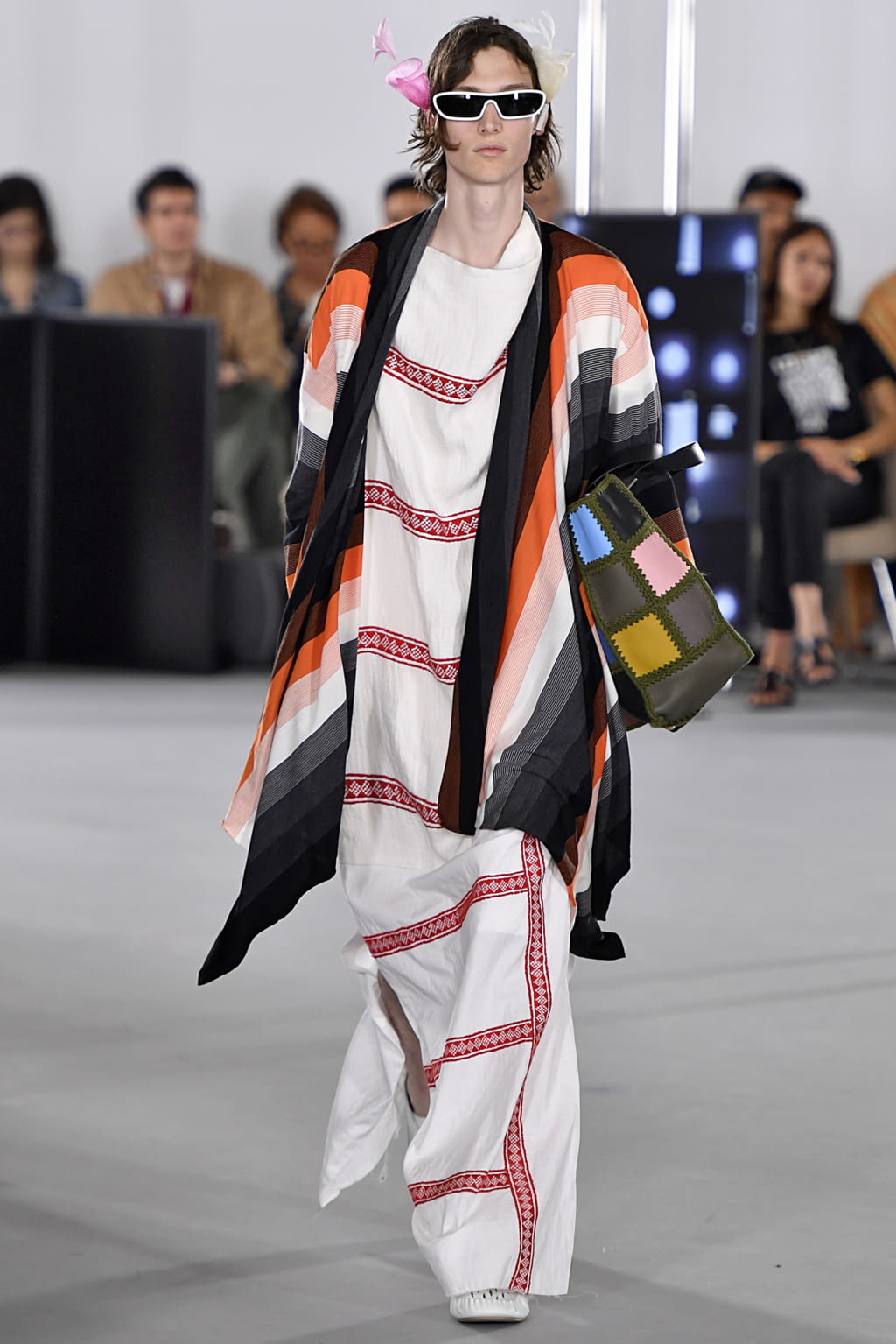 Fashion Week Paris Spring/Summer 2020 look 9 from the Loewe collection 男装
