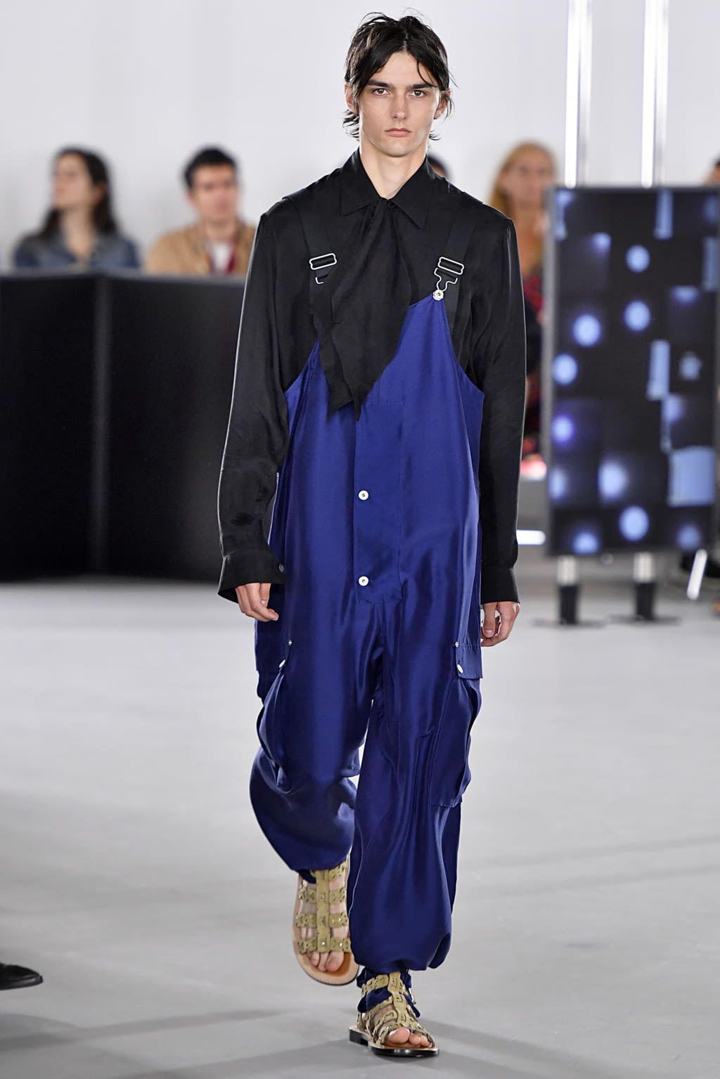 Fashion Week Paris Spring/Summer 2020 look 11 from the Loewe collection menswear
