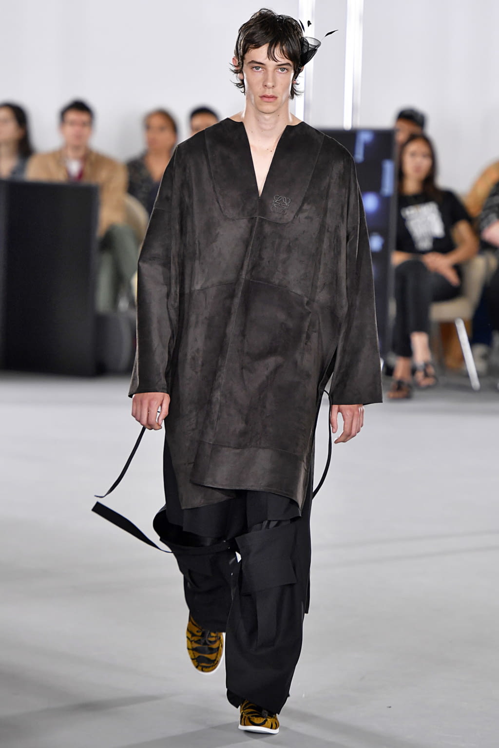 Fashion Week Paris Spring/Summer 2020 look 19 from the Loewe collection menswear