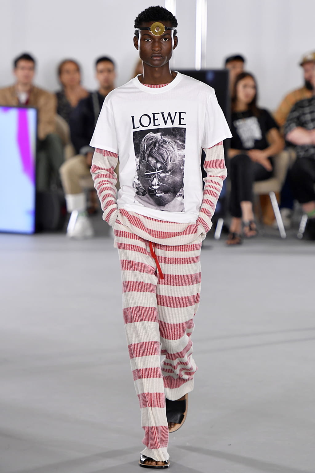 Fashion Week Paris Spring/Summer 2020 look 23 from the Loewe collection menswear