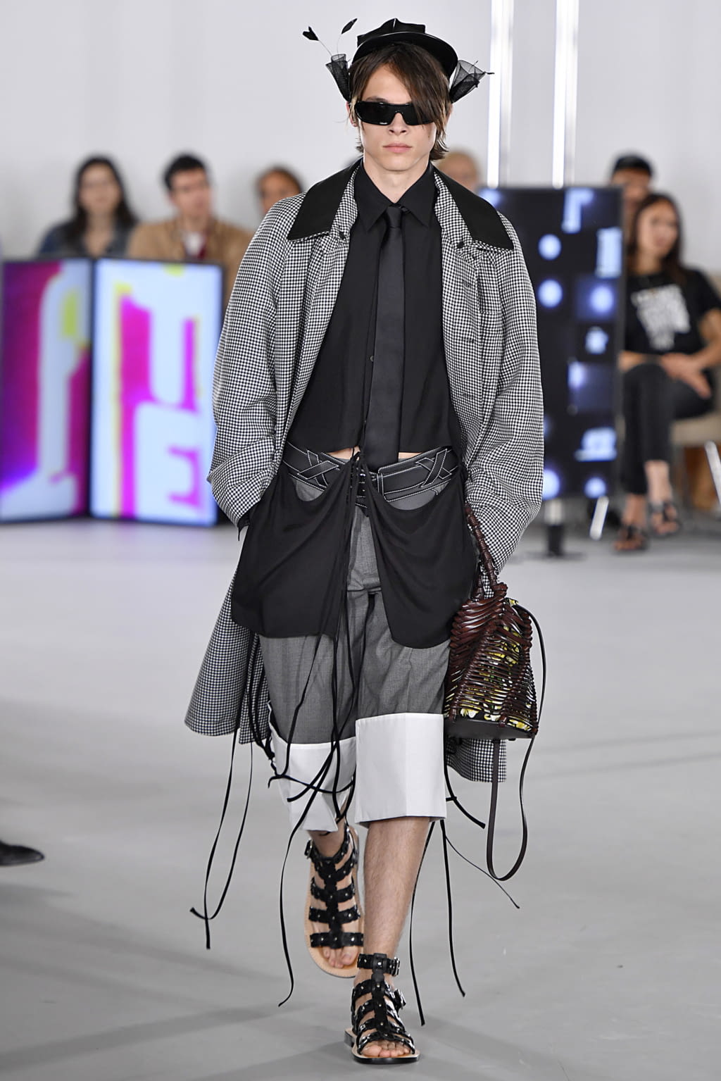 Fashion Week Paris Spring/Summer 2020 look 25 from the Loewe collection 男装