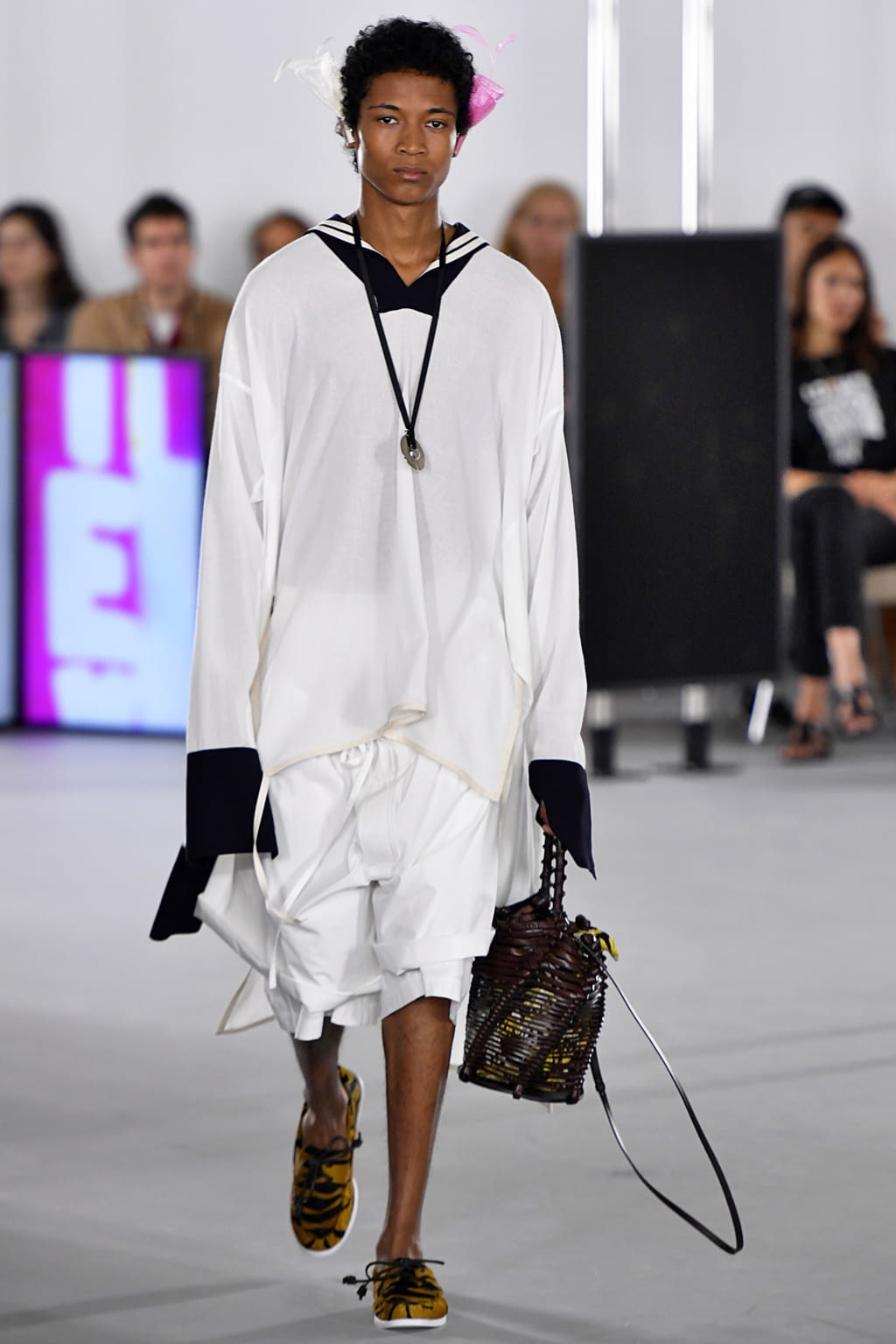 Fashion Week Paris Spring/Summer 2020 look 26 de la collection Loewe menswear