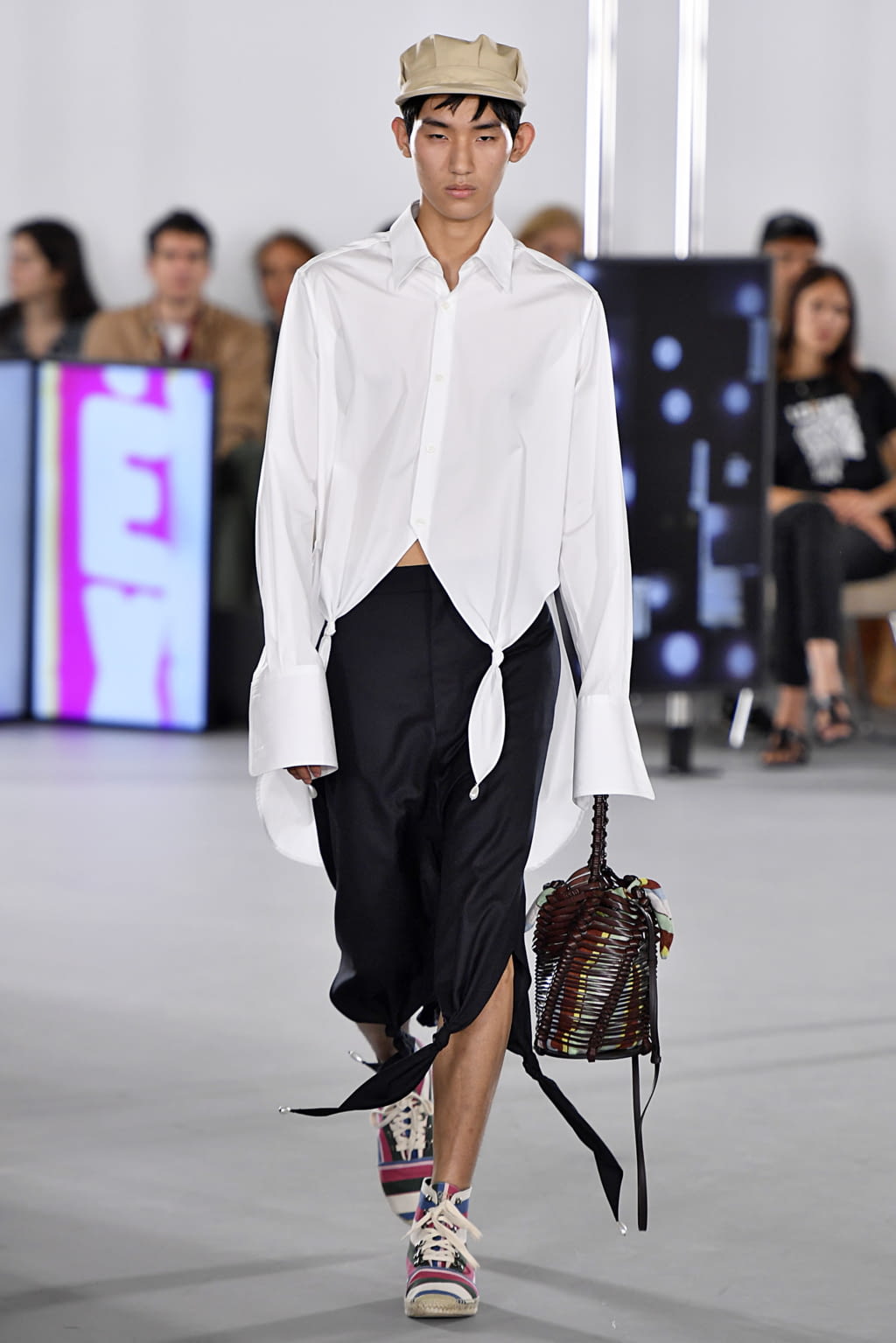 Fashion Week Paris Spring/Summer 2020 look 28 de la collection Loewe menswear