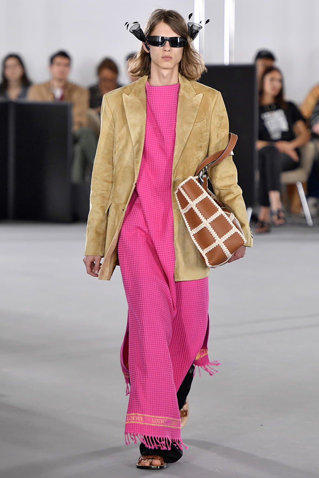 Fashion Week Paris Spring/Summer 2020 look 27 from the Loewe collection 男装