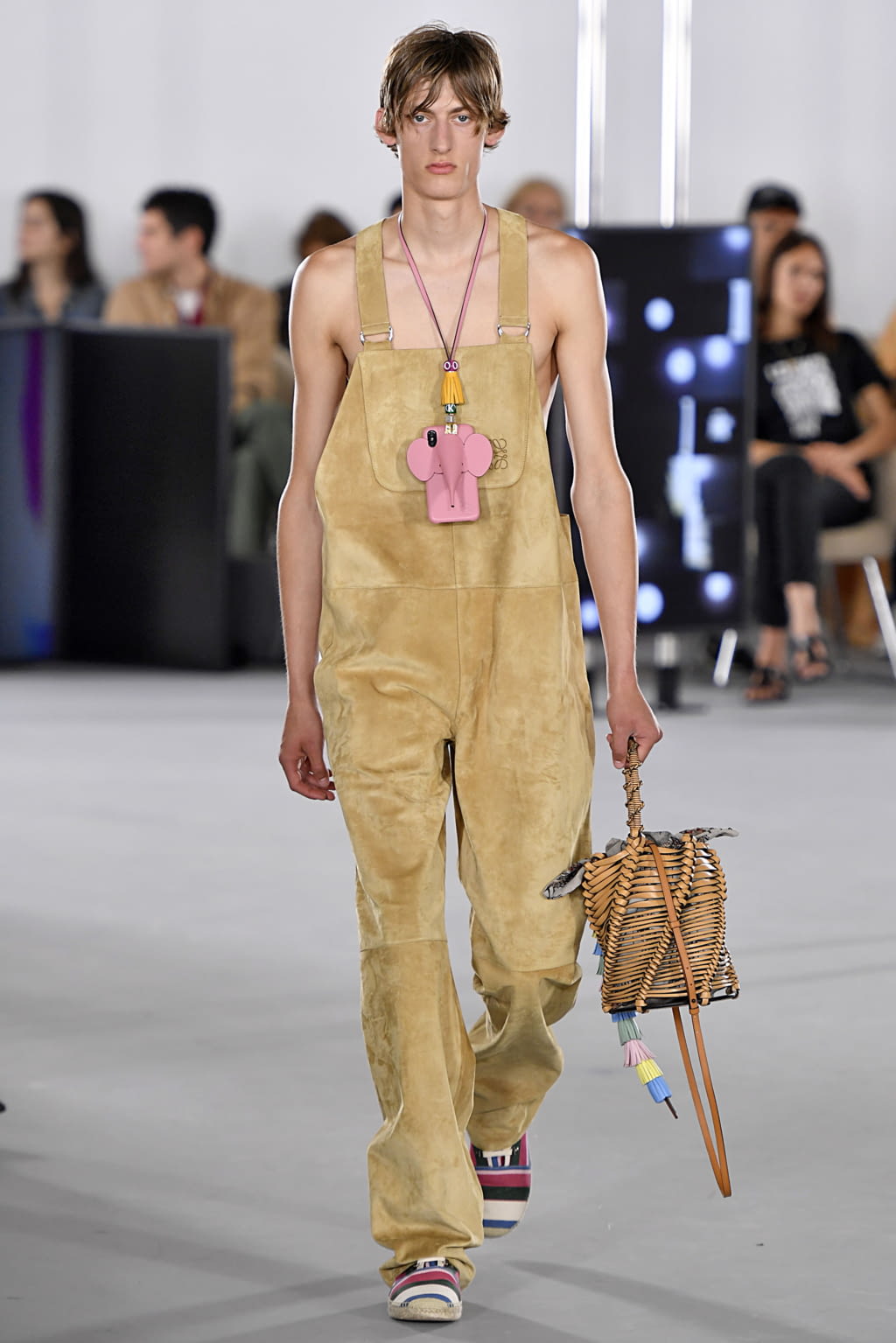 Fashion Week Paris Spring/Summer 2020 look 29 from the Loewe collection 男装