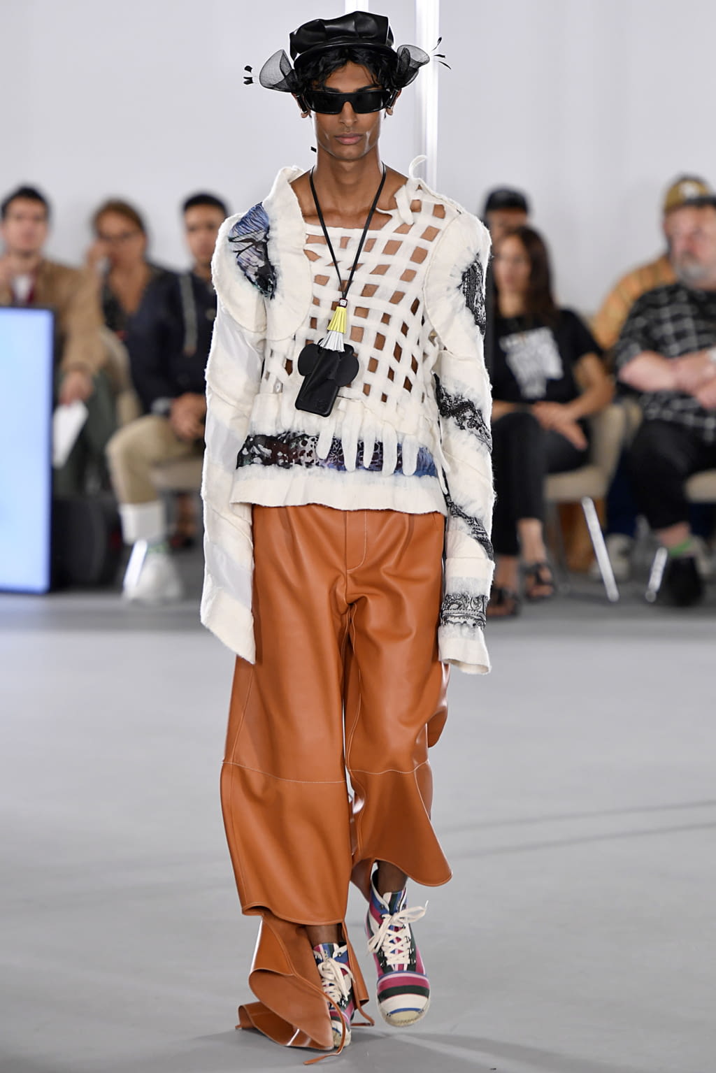 Fashion Week Paris Spring/Summer 2020 look 31 from the Loewe collection menswear