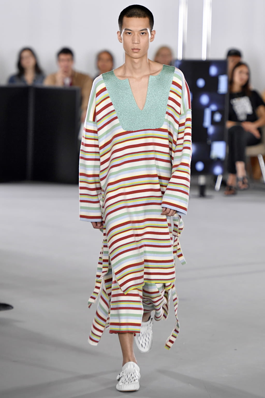 Fashion Week Paris Spring/Summer 2020 look 33 from the Loewe collection 男装