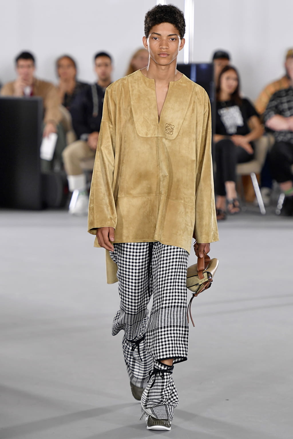 Fashion Week Paris Spring/Summer 2020 look 35 from the Loewe collection menswear