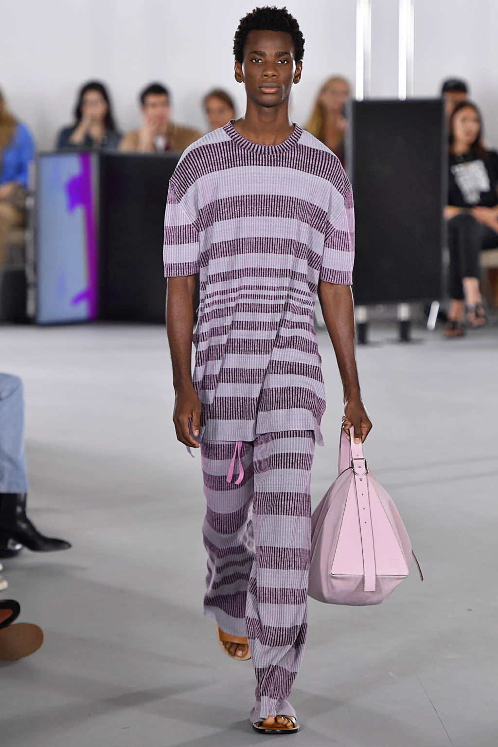 Fashion Week Paris Spring/Summer 2020 look 36 from the Loewe collection 男装