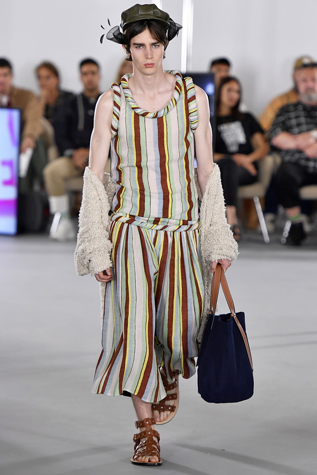 Fashion Week Paris Spring/Summer 2020 look 37 from the Loewe collection 男装
