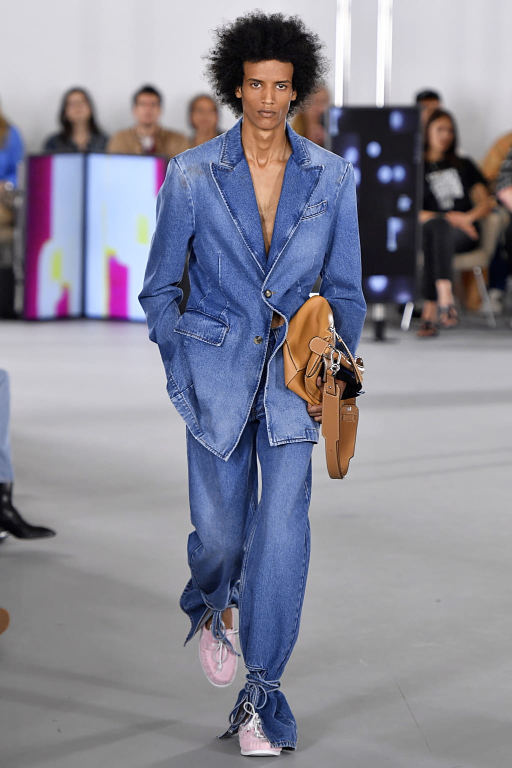 Fashion Week Paris Spring/Summer 2020 look 40 from the Loewe collection menswear