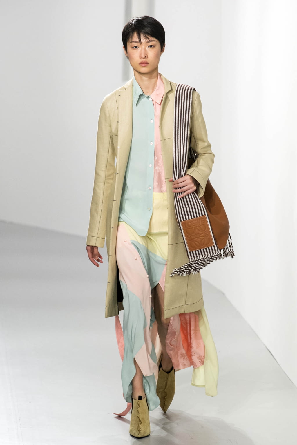 Fashion Week Paris Spring/Summer 2018 look 35 from the Loewe collection womenswear