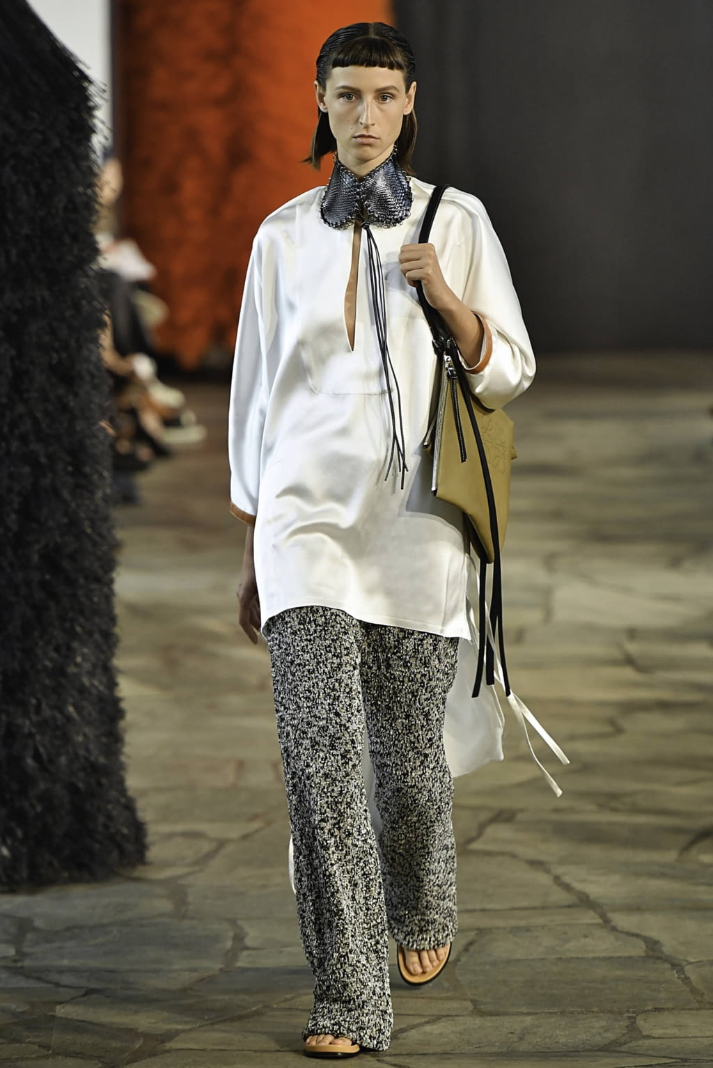 Fashion Week Paris Spring/Summer 2019 look 2 from the Loewe collection 女装