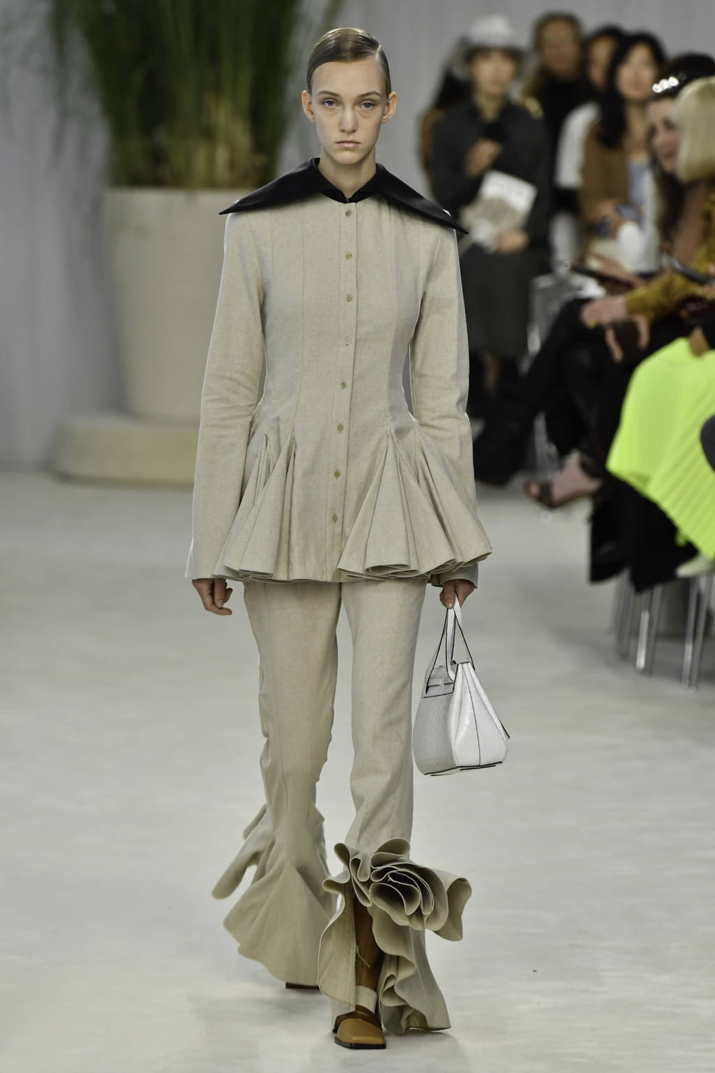 Fashion Week Paris Spring/Summer 2020 look 6 from the Loewe collection womenswear