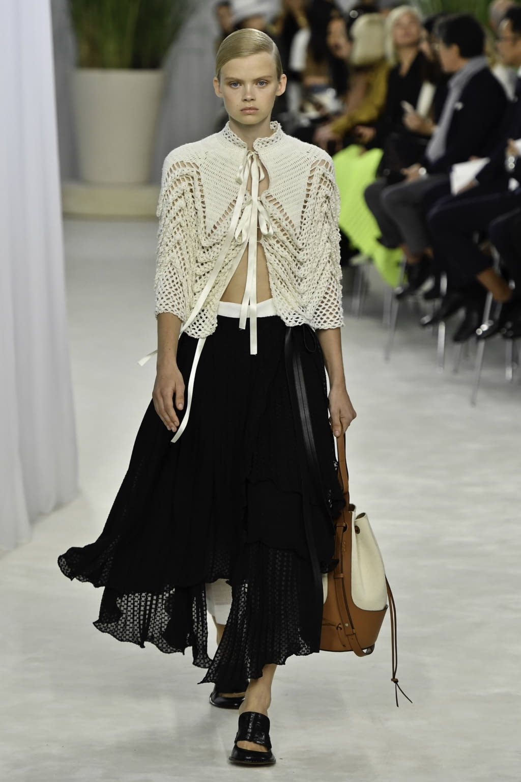 Fashion Week Paris Spring/Summer 2020 look 10 from the Loewe collection womenswear