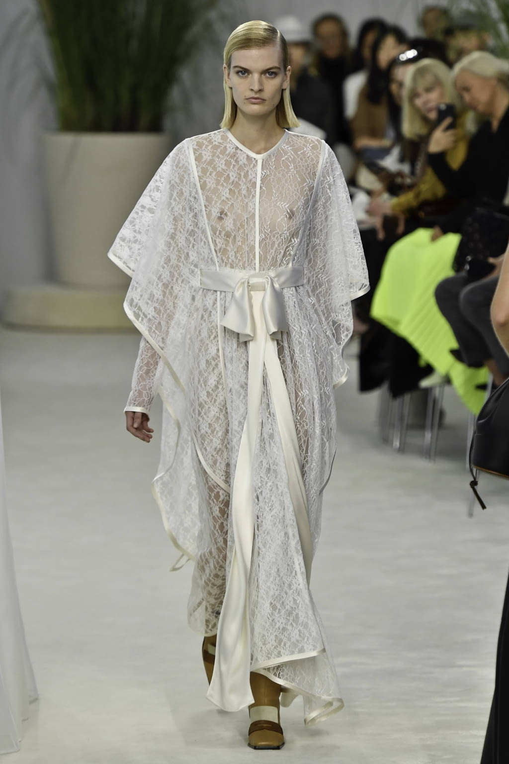 Fashion Week Paris Spring/Summer 2020 look 15 from the Loewe collection womenswear