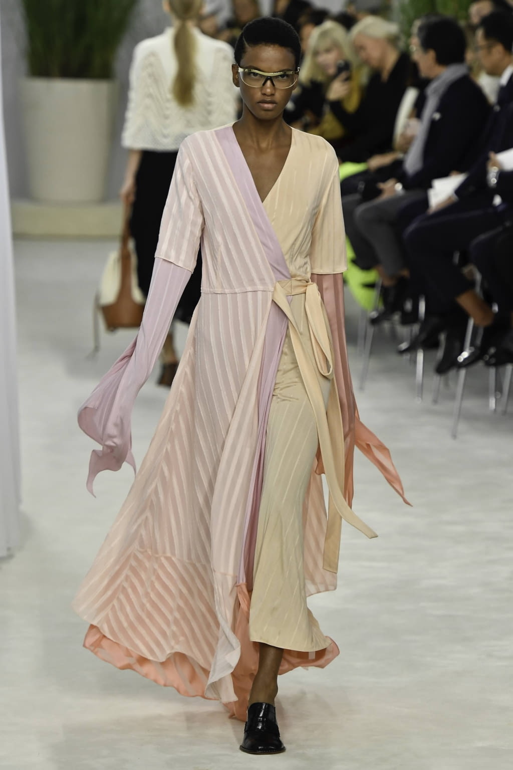 Fashion Week Paris Spring/Summer 2020 look 17 from the Loewe collection 女装