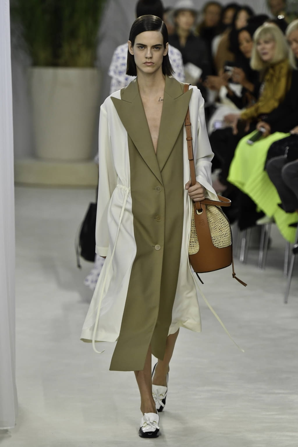 Fashion Week Paris Spring/Summer 2020 look 19 from the Loewe collection 女装
