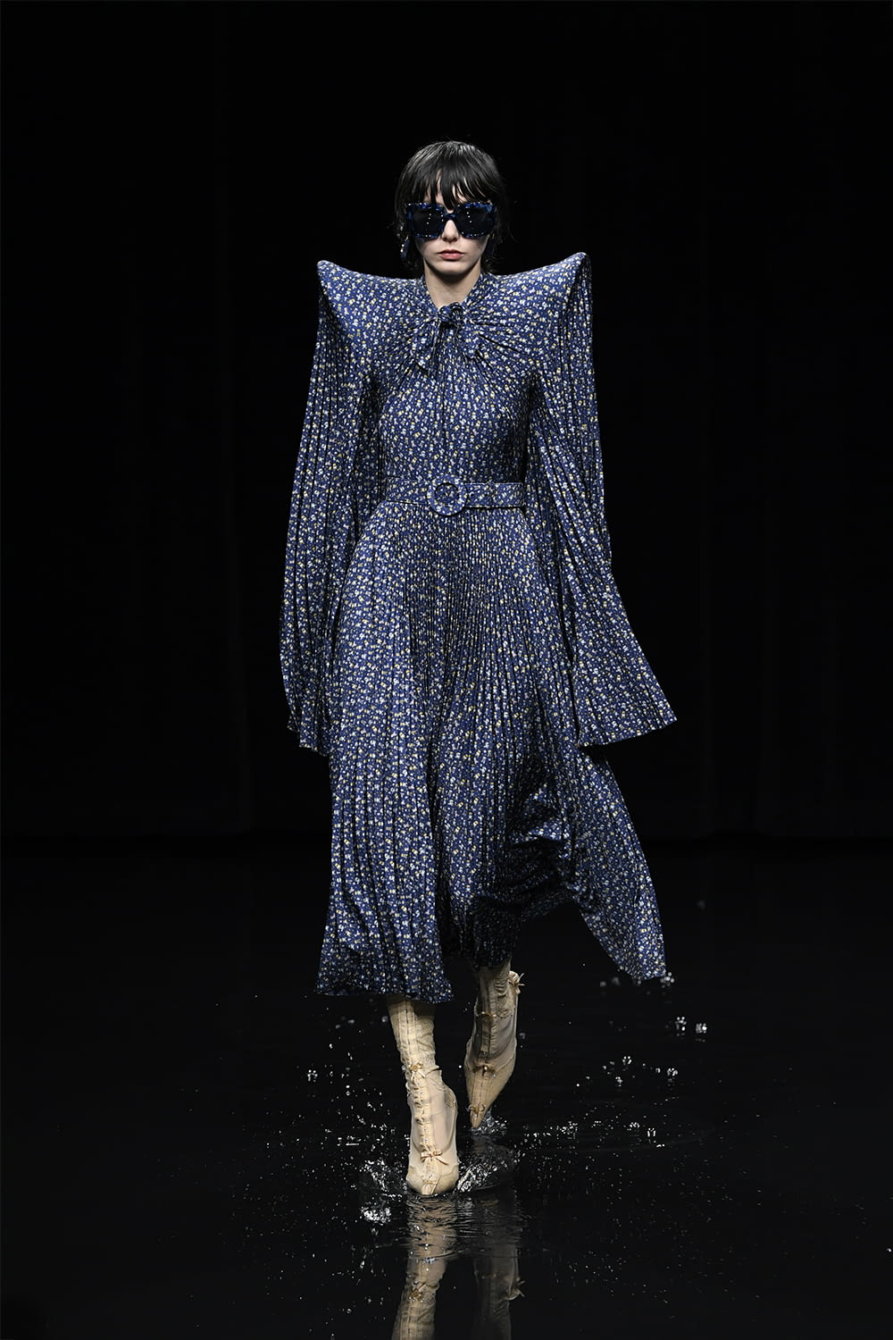 Fashion Week Paris Fall/Winter 2020 look 81 from the Balenciaga collection womenswear