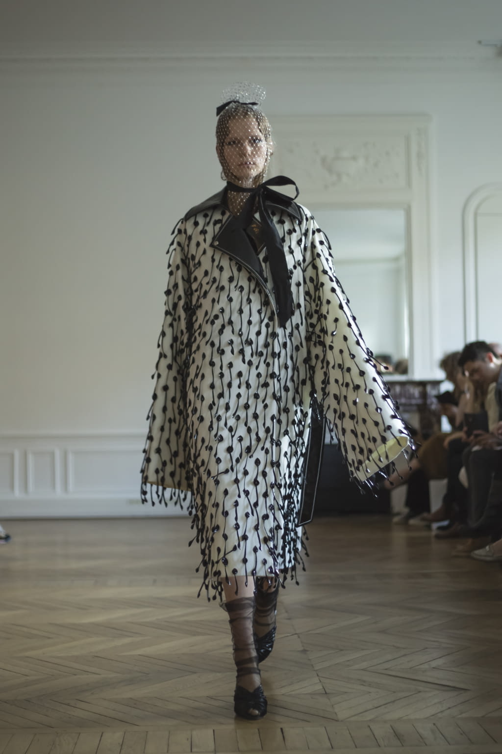 Fashion Week Paris Fall/Winter 2017 look 1 de la collection Hyun Mi Nielsen couture