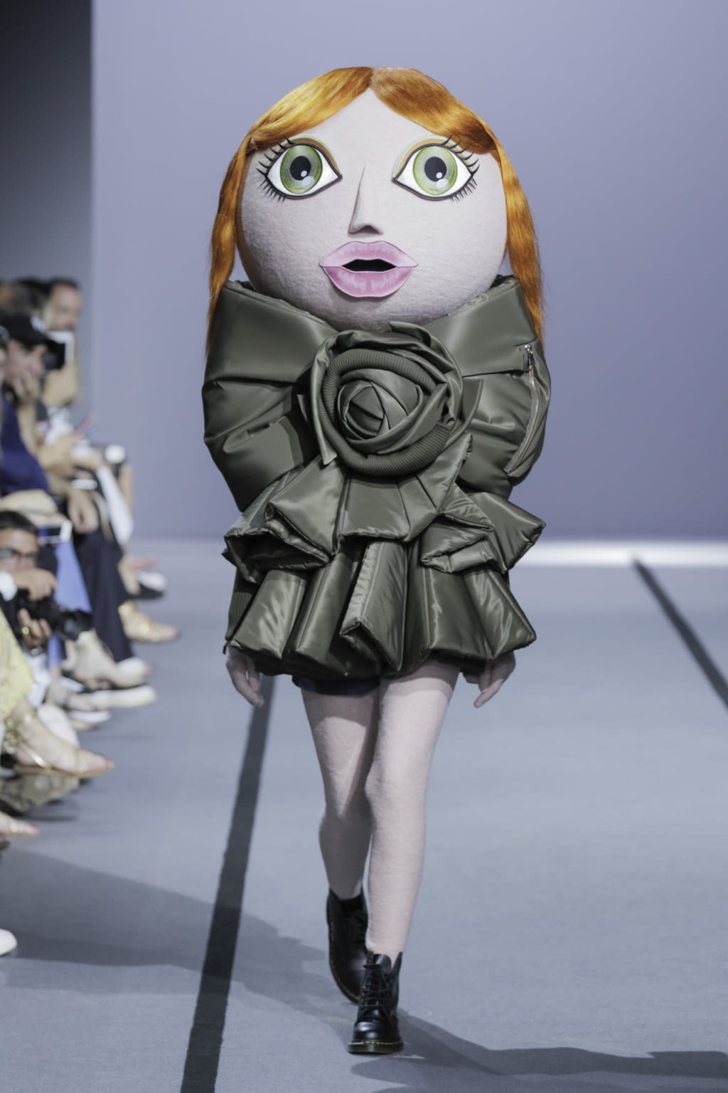 Fashion Week Paris Fall/Winter 2017 look 1 from the Viktor & Rolf collection 高级定制