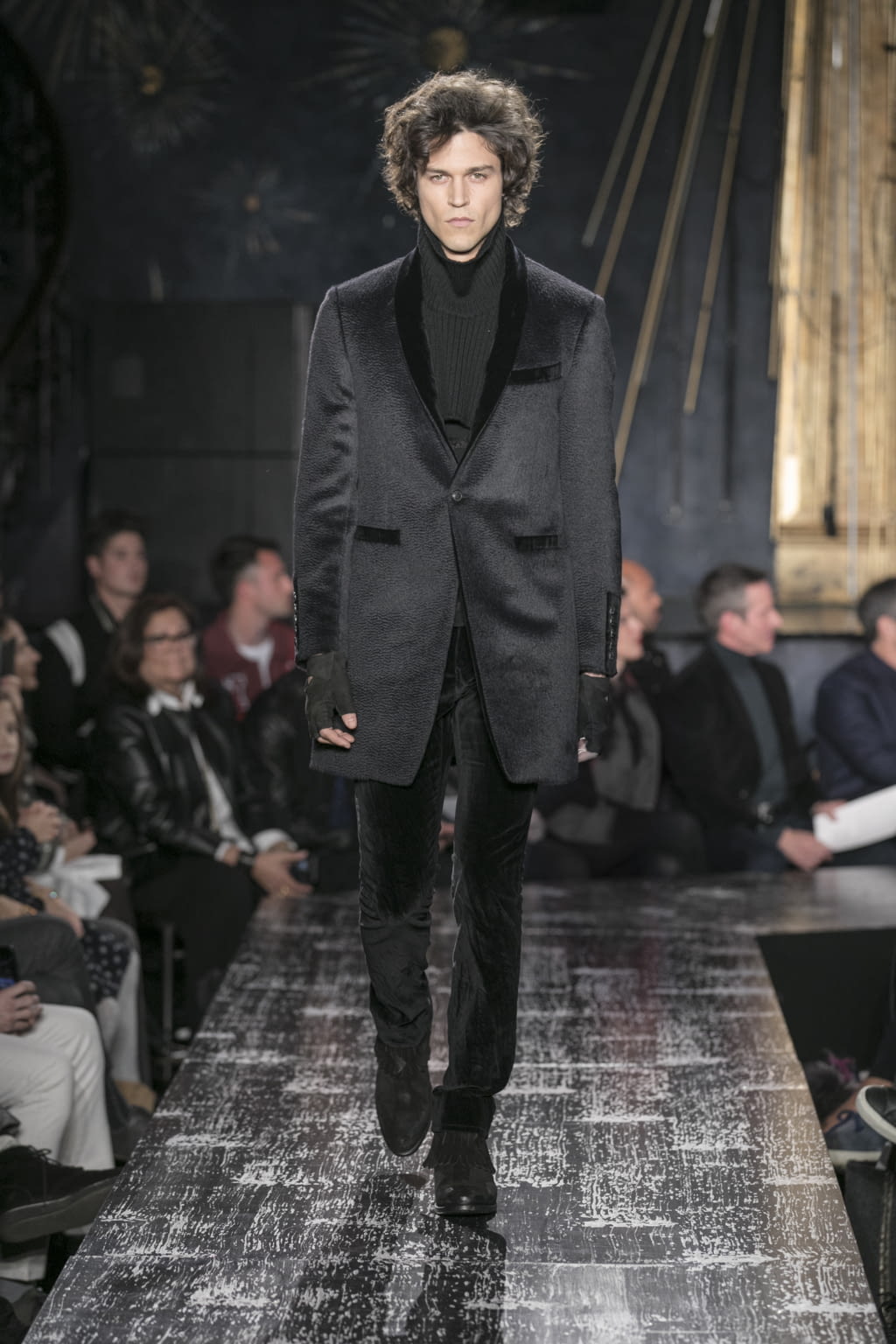 Fashion Week New York Fall/Winter 2017 look 2 from the John Varvatos collection 男装