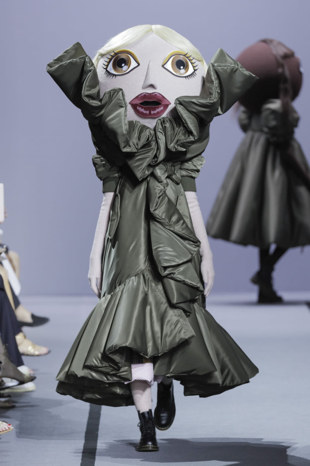 Fashion Week Paris Fall/Winter 2017 look 4 from the Viktor & Rolf collection couture