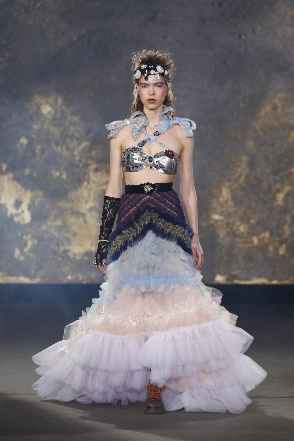 Fashion Week Paris Spring/Summer 2021 look 1 from the Viktor & Rolf collection couture