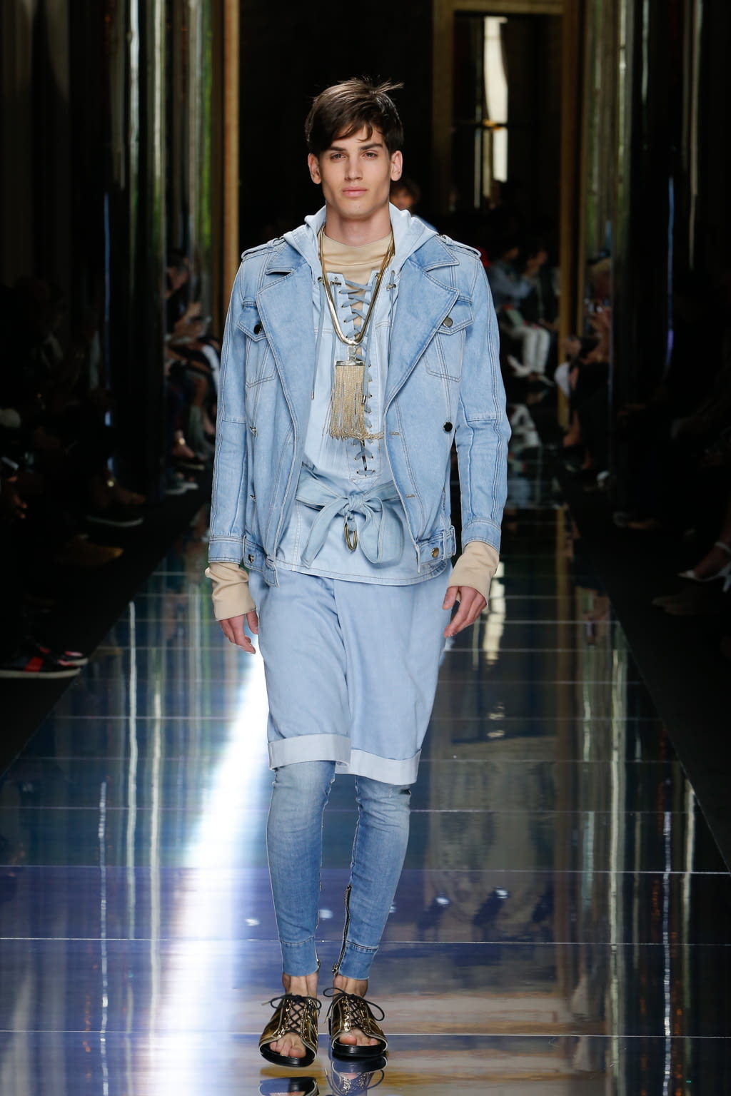 Fashion Week Paris Spring/Summer 2017 look 1 from the Balmain collection 男装
