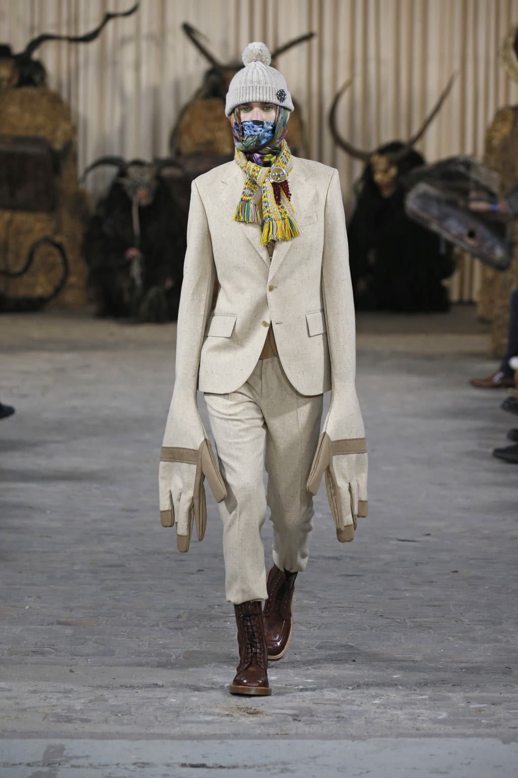 Fashion Week Paris Fall/Winter 2017 look 1 from the Walter Van Beirendonck collection menswear