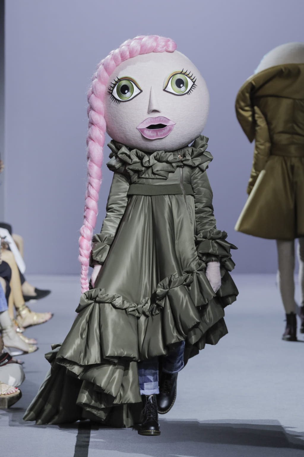 Fashion Week Paris Fall/Winter 2017 look 11 from the Viktor & Rolf collection 高级定制